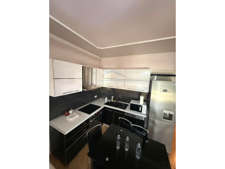 Tirane, jepet me qera apartament 2+1 Kati 2, 78 m² 800 € (Komuna e Parisit)
