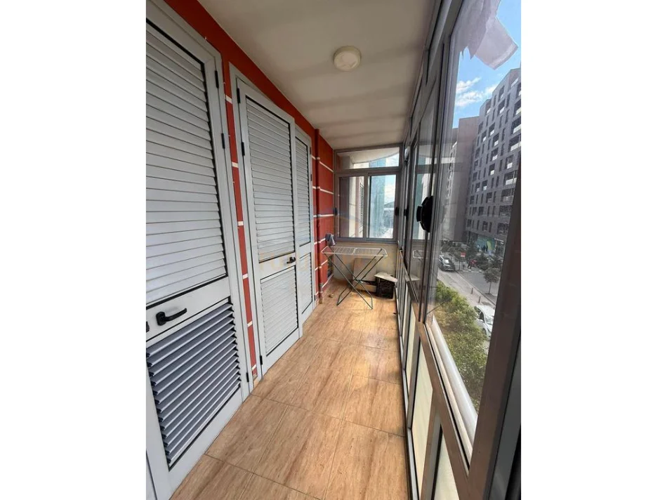 Tirane, jepet me qera apartament 2+1 Kati 2, 78 m² 800 € (Komuna e Parisit)