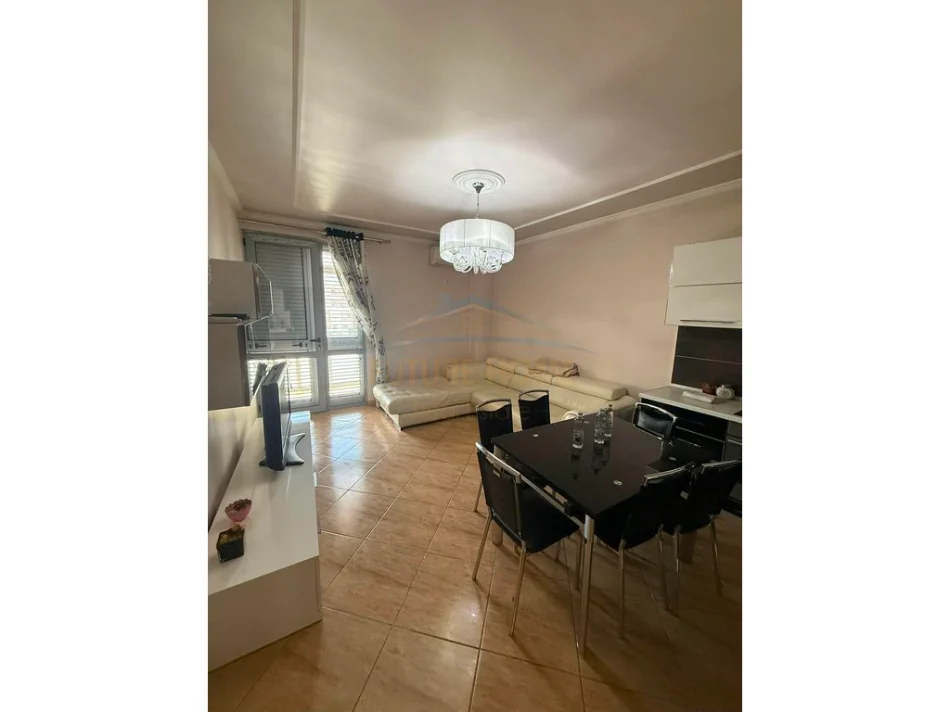 Tirane, jepet me qera apartament 2+1 Kati 2, 78 m² 800 € (Komuna e Parisit)