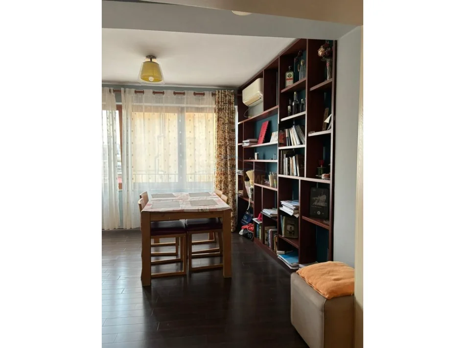 Tirane, jepet me qera apartament 3+1 Kati 5, 125 m² 1.000 € (Sheshi Skenderbej)