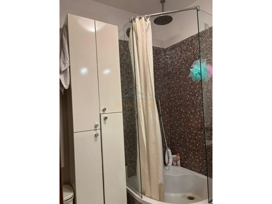 Tirane, jepet me qera apartament 3+1 Kati 5, 125 m² 1.000 € (Sheshi Skenderbej)