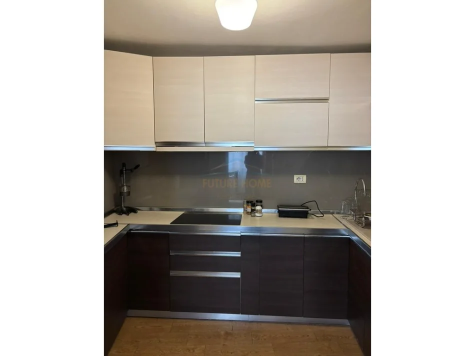 Tirane, jepet me qera apartament 3+1 Kati 5, 125 m² 1.000 € (Sheshi Skenderbej)