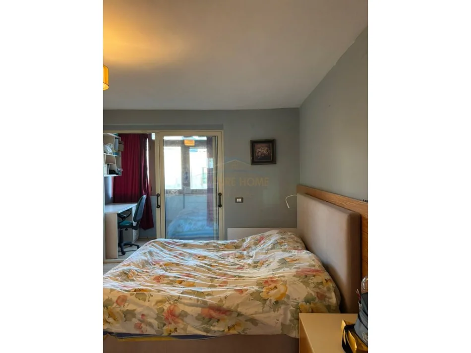 Tirane, jepet me qera apartament 3+1 Kati 5, 125 m² 1.000 € (Sheshi Skenderbej)
