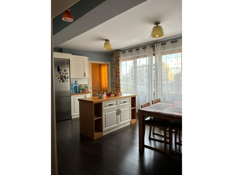 Tirane, jepet me qera apartament 3+1 Kati 5, 125 m² 1.000 € (Sheshi Skenderbej)