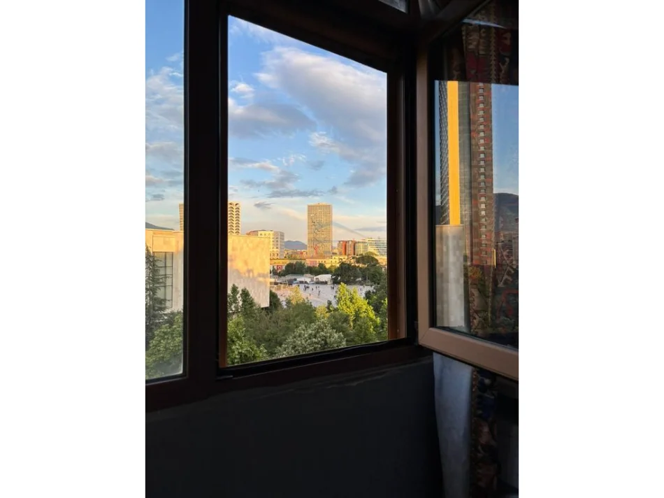Tirane, jepet me qera apartament 3+1+Ballkon Kati 5, 125 m² 1.000 € (Sheshi Skenderbej)