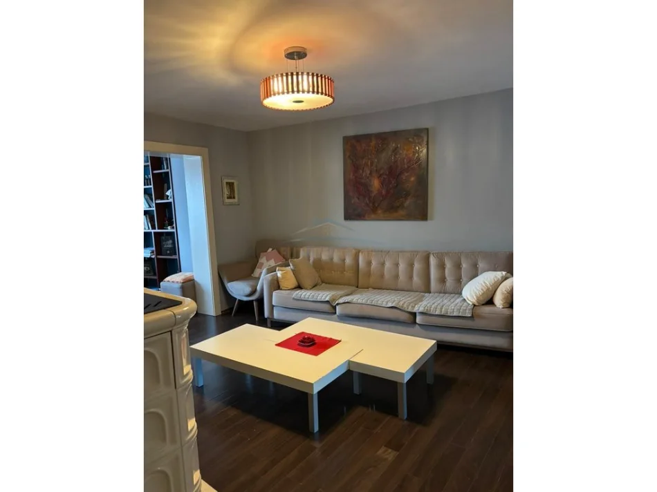 Tirane, jepet me qera apartament 3+1+Ballkon Kati 5, 125 m² 1.000 € (Sheshi Skenderbej)