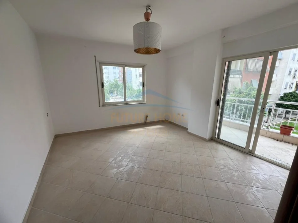 Tirane, shes apartament 3+1+Ballkon Kati 1, 113 m² 220.000 € (Rruga Petrela)