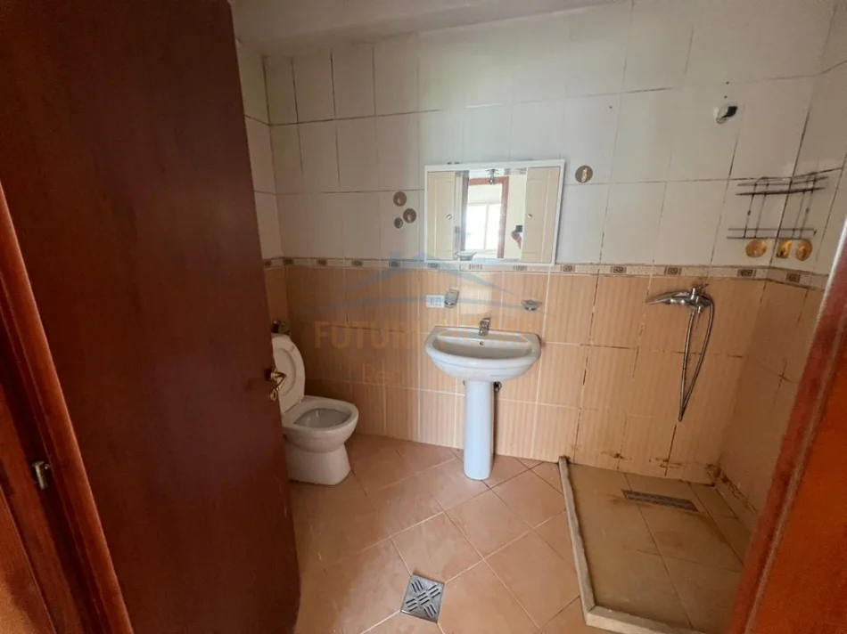 Tirane, shes apartament 3+1+Ballkon Kati 1, 113 m² 220.000 € (Rruga Petrela)