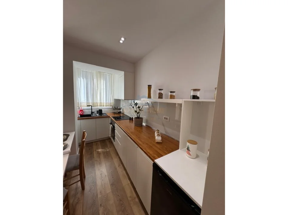 Tirane, jepet me qera apartament 1+1+Ballkon Kati 2, 62 m² 700 € (Pazari i Ri)