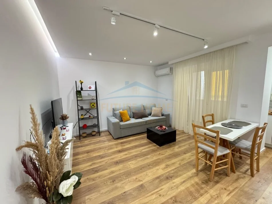 Tirane, jepet me qera apartament 1+1+Ballkon Kati 2, 62 m² 700 € (pazari i ri)