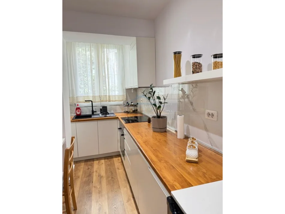 Tirane, jepet me qera apartament 1+1+Ballkon Kati 2, 62 m² 700 € (Pazari i Ri)