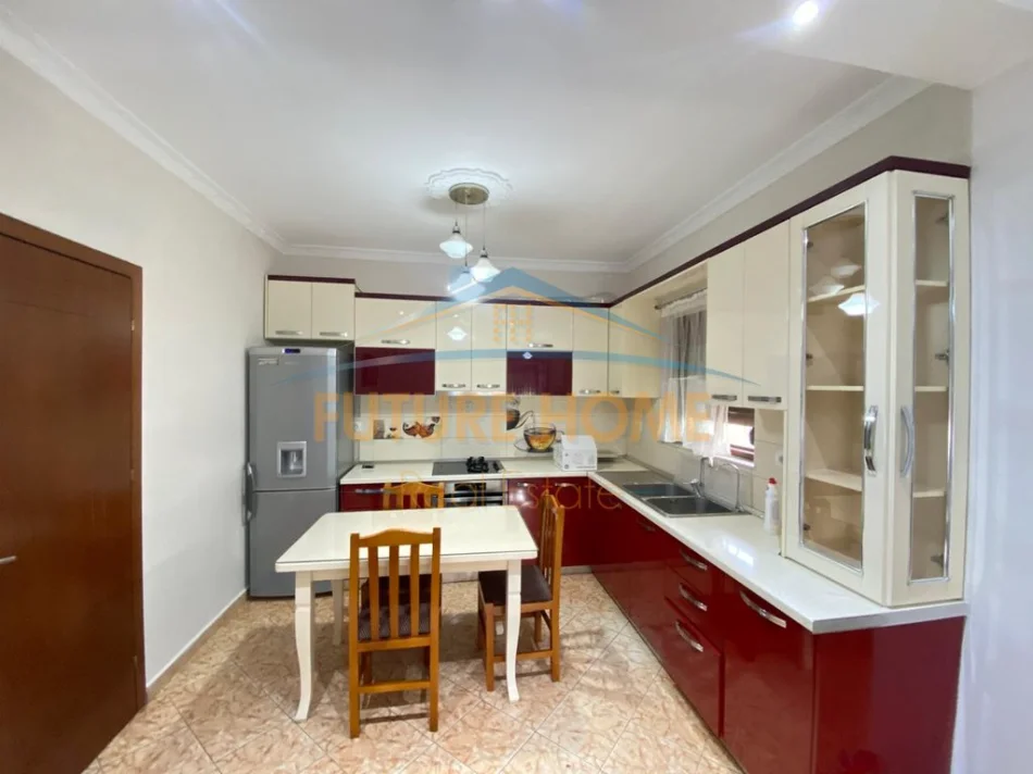 Tirane, jepet me qera apartament 2+1+Ballkon Kati 1, 90 m² 570 € 