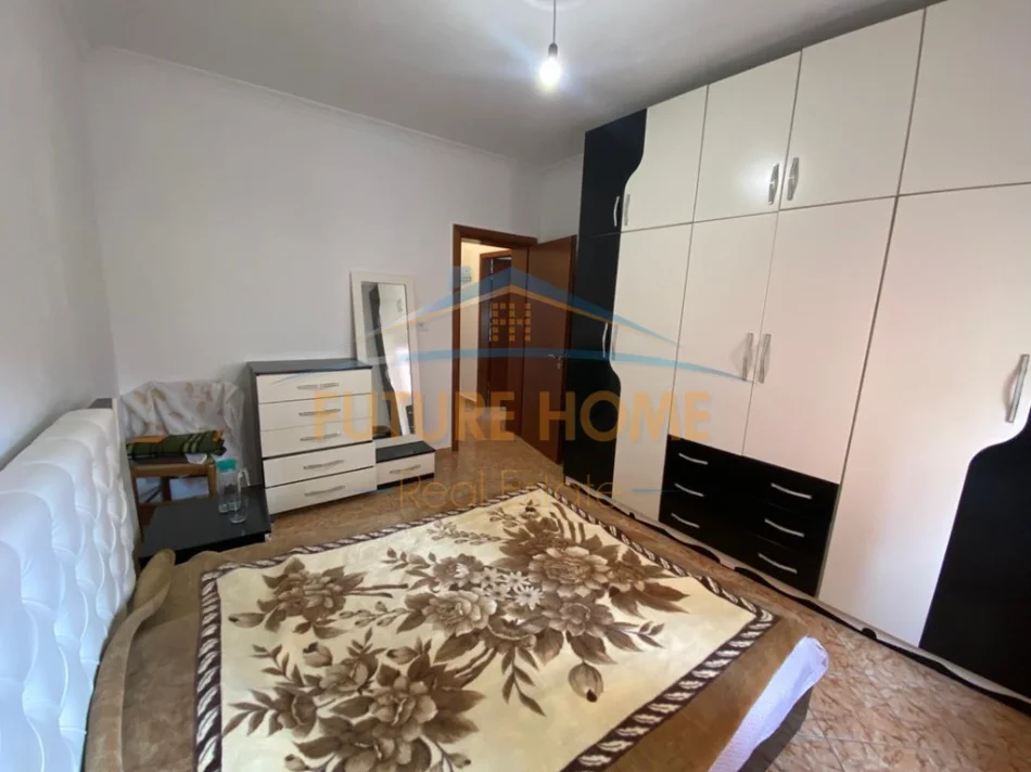 Tirane, jepet me qera apartament 2+1+Ballkon Kati 1, 90 m² 570 € 