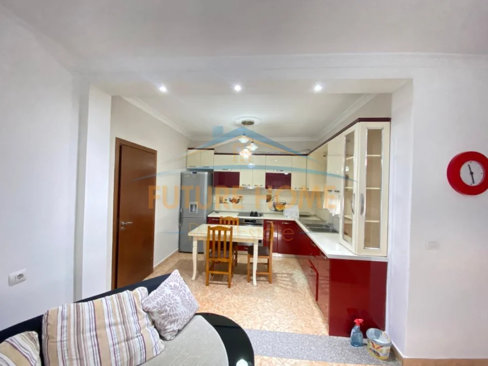 Tirane, jepet me qera apartament 2+1+Ballkon Kati 1, 90 m² 570 € 