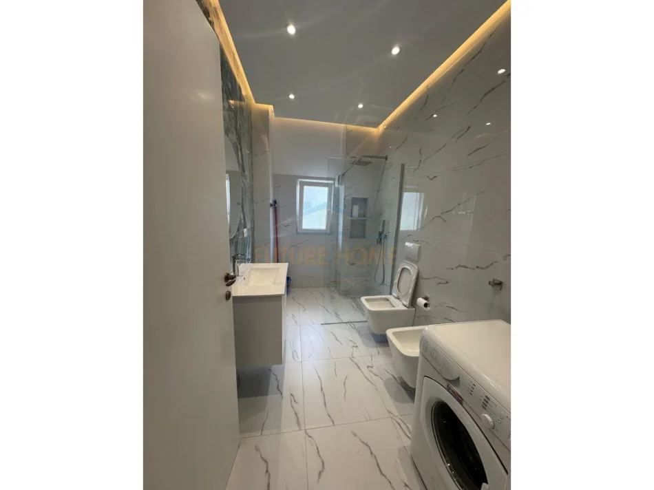 Tirane, jepet me qera apartament 2+1+Ballkon Kati 3, 133 m² 700 € (Fresku)