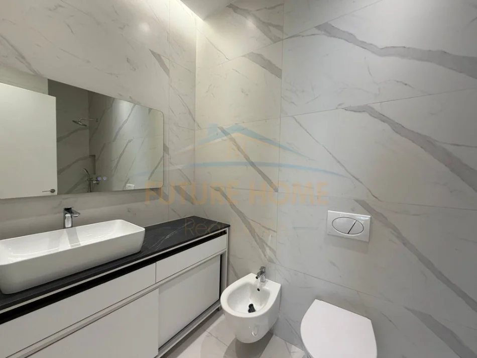 Tirane, jepet me qera apartament 2+1+Ballkon Kati 8, 114 m² 1.500 € (Kompleksi Delijorgj)