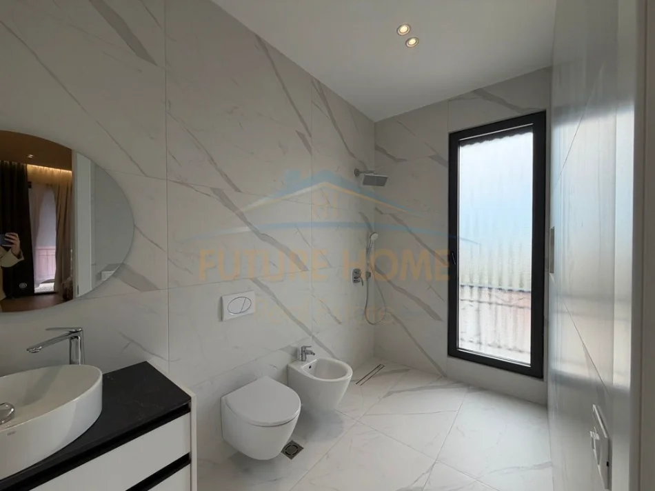 Tirane, jepet me qera apartament 2+1+Ballkon Kati 8, 137 m² 1.600 € (Kompleksi Delijorgj)