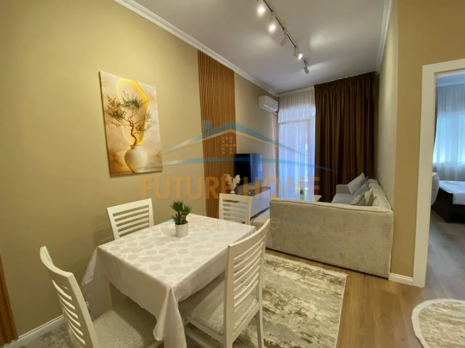 Tirane, jepet me qera apartament 1+1+Ballkon Kati 5, 61 m² 800 € (Kopshti Botanik)