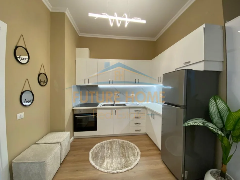 Tirane, jepet me qera apartament 1+1+Ballkon Kati 5, 61 m² 800 € (Kopeshti Botanik)