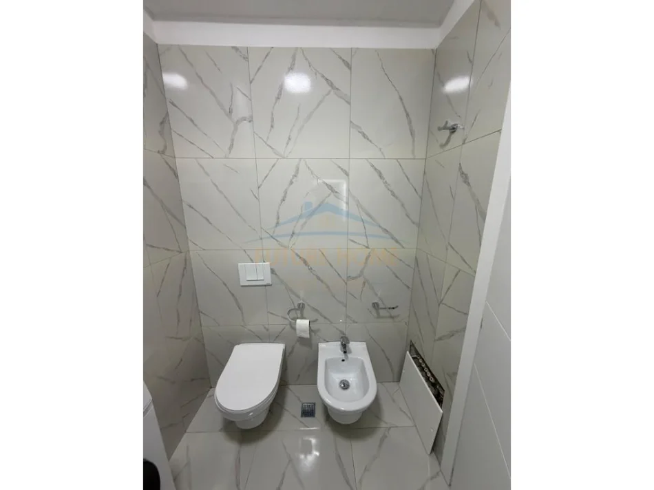 Tirane, jepet me qera apartament 1+1 Kati 5, 74 m² 500 € (UNAZA E RE)