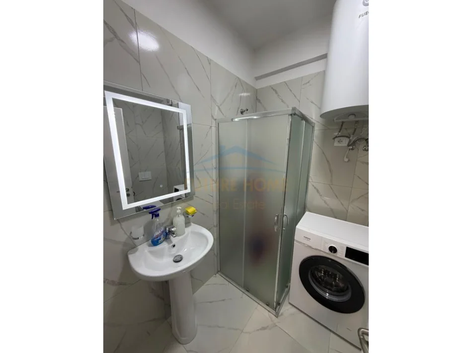 Tirane, jepet me qera apartament 1+1+Ballkon Kati 5, 74 m² 500 € (Unaza e Re)