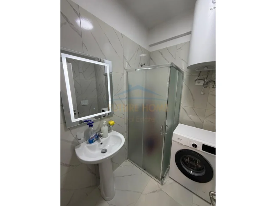 Tirane, jepet me qera apartament 1+1 Kati 5, 74 m² 500 € (UNAZA E RE)