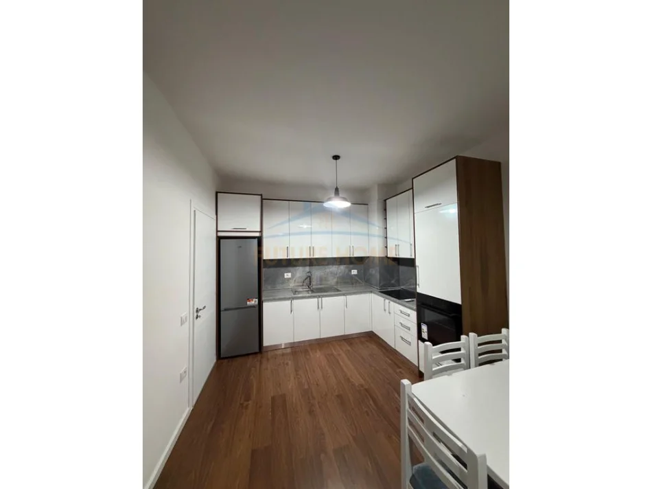 Tirane, jepet me qera apartament 1+1+Ballkon Kati 5, 75 m² 500 € (astir)