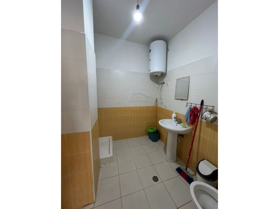 Tirane, jepet me qera apartament 2+1+Ballkon Kati 5, 115 m² 500 € (Unaza e Re)
