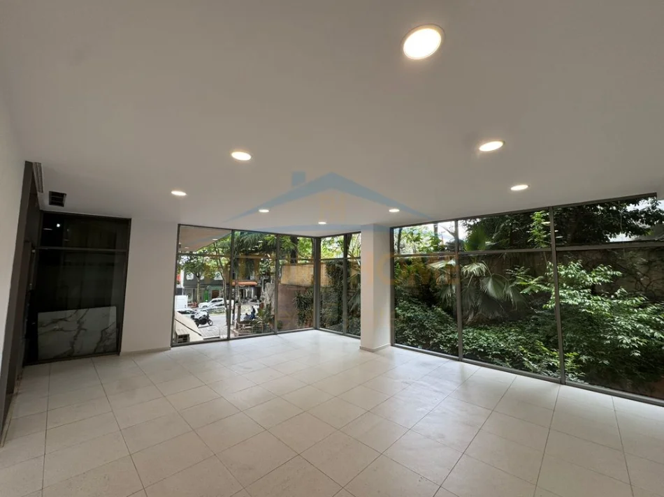 Tirane, jepet me qera ambjent biznesi Kati 0, 63 m² 680 € 
