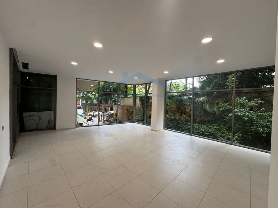 Tirane, jepet me qera ambjent biznesi Kati 0, 63 m² 680 € 