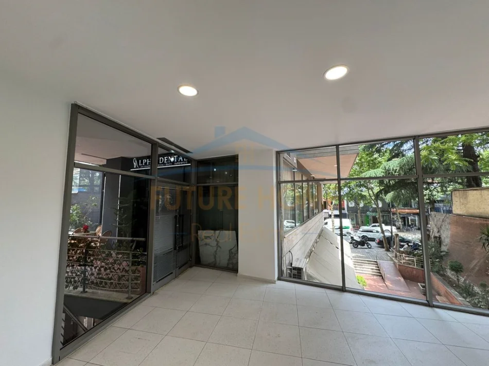 Tirane, jepet me qera ambjent biznesi Kati 0, 63 m² 680 € 