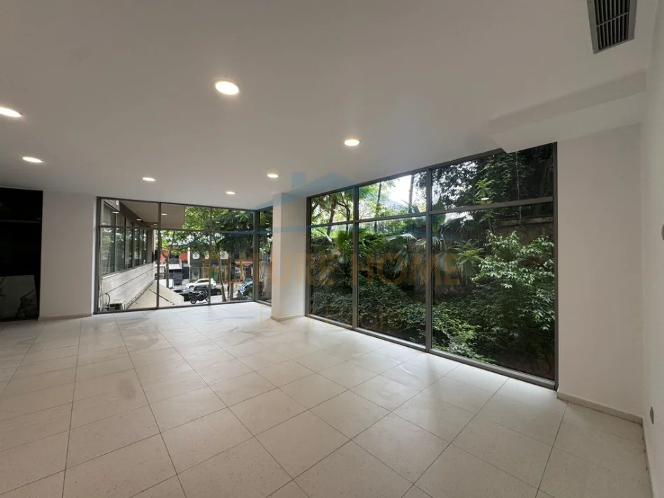 Tirane, jepet me qera ambjent biznesi Kati 0, 63 m² 680 € 