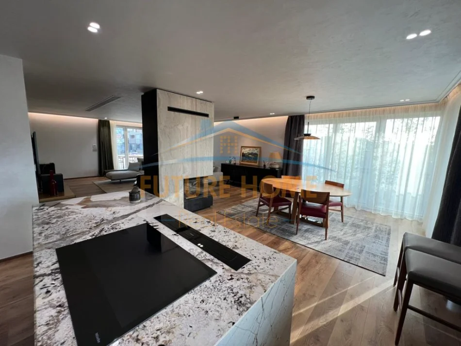 Tirane, shitet Vile 3+1+Aneks+Ballkon Kati 9, 384 m² (Libri Universitar)