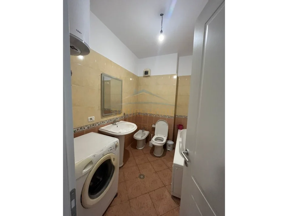 Tirane, jepet me qera apartament 1+1+Ballkon Kati 5, 71 m² 530 € (Don Bosko)
