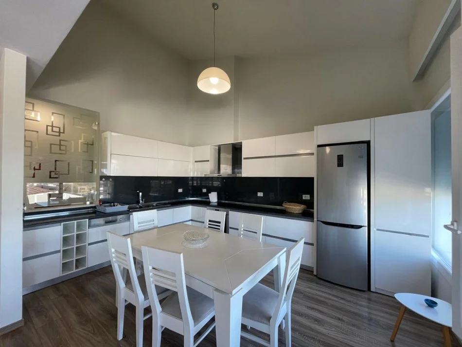 Tirane, jepet me qera apartament 2+1+Ballkon Kati 1, 140 m² 1.500 € (Long Hill Residence/ TEG)