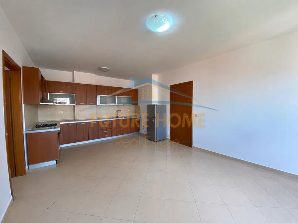 Tirane, jepet me qera zyre Kati 4, 150 m² 1.000 € (Rruga e Elbasanit)