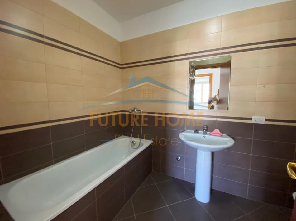 Tirane, jepet me qera zyre Kati 4, 150 m² 1.000 € (Rruga e Elbasanit)