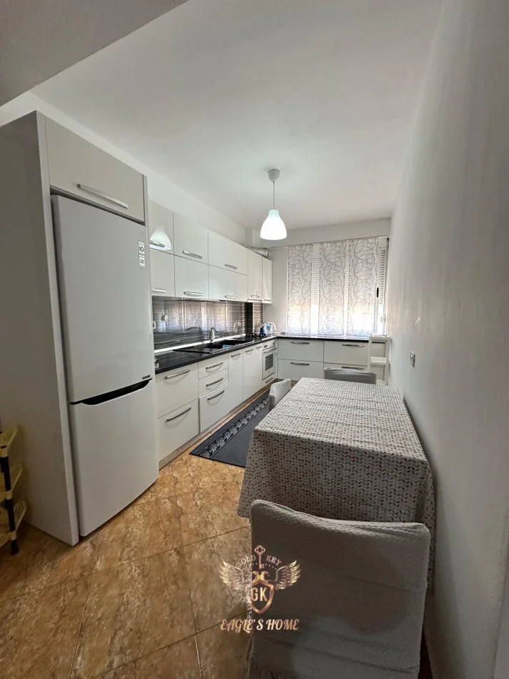 Durres, jepet me qera apartament 2+1+Ballkon Kati 4, (QENDER DURRES)