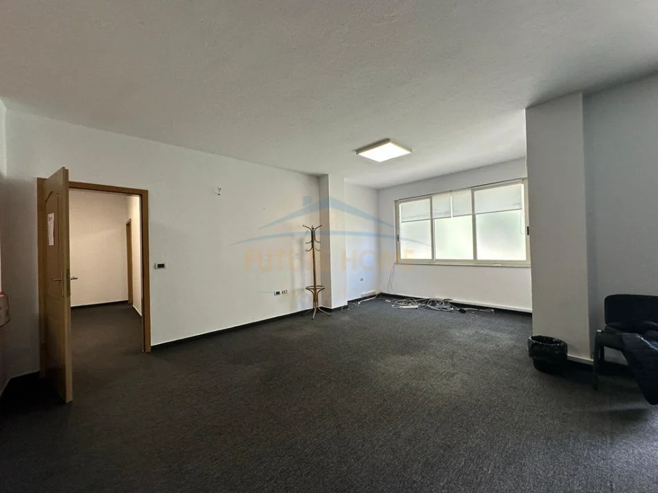 Tirane, jepet me qera ambjent biznesi Kati 5, 132 m² 1.600 € (rruga brigada)
