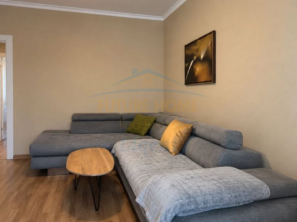 Tirane, jepet me qera apartament 2+1+Ballkon Kati 4, 800 € (Komuna e parisit)