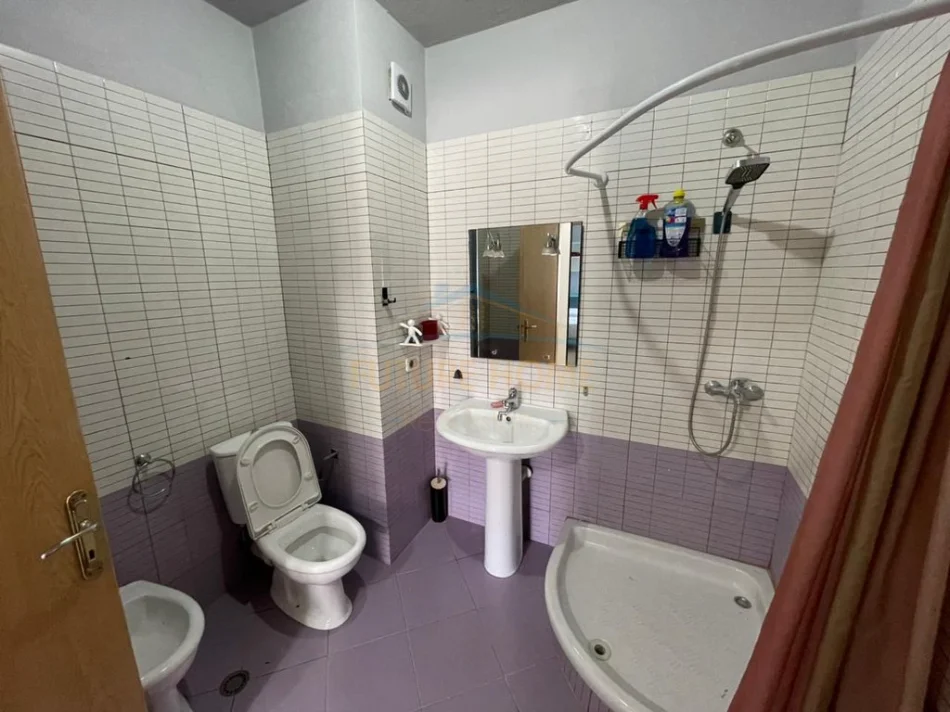 Tirane, jepet me qera apartament 1+1 Kati 5, 55 m² 300 € (Shkoze)