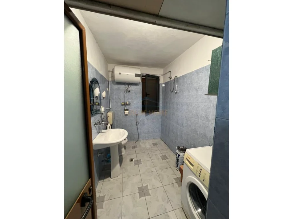Tirane, jepet me qera apartament 1+1 Kati 5, 55 m² 300 € (Shkoze)