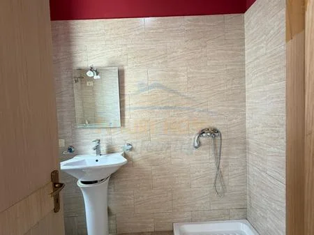 Tirane, jepet me qera apartament 2+1+Ballkon Kati 1, 91 m² 55.000 leke (Rruga Idriz Dollaku, Ali Demi)