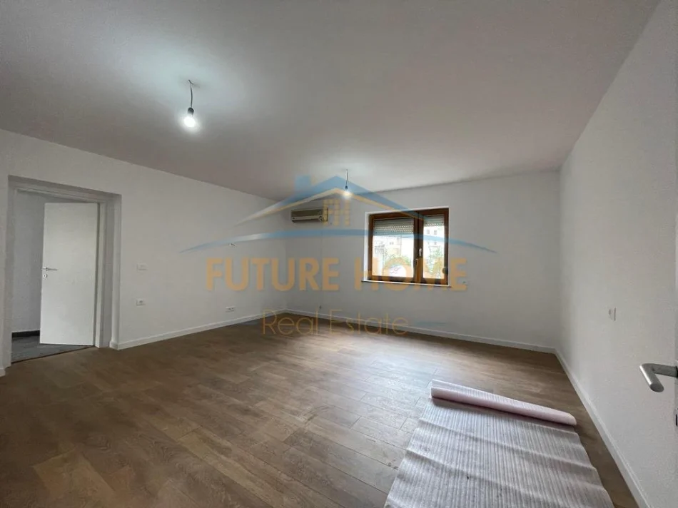 Tirane, jepet me qera apartament 2+1+Ballkon Kati 2, 95 m² 1.000 € (Pazari i Ri)