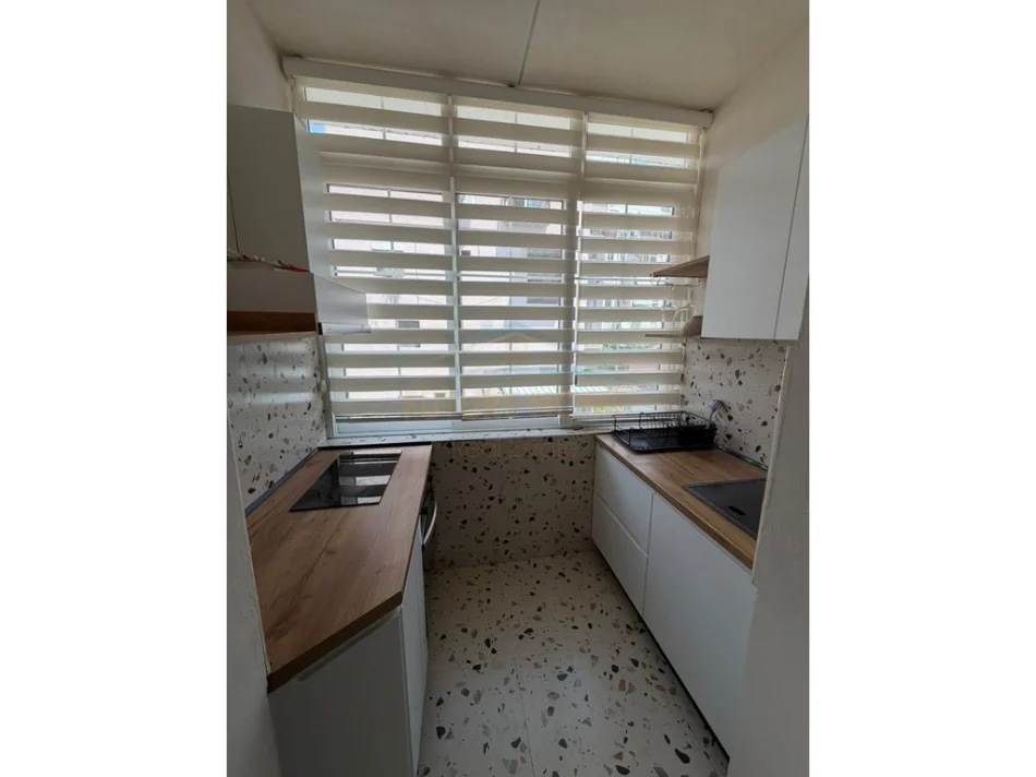 Tirane, jepet me qera apartament 2+1 Kati 2, 83 m² 880 € (Rruga e Barrikadave)