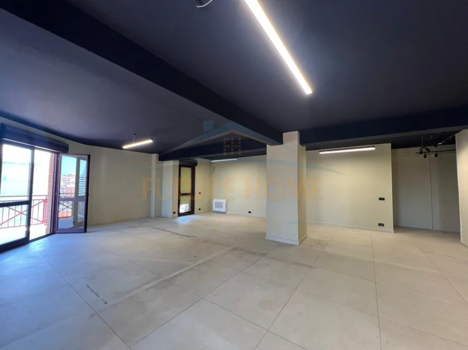 Tirane, jepet me qera zyre Kati 8, 138 m² 2.000 € (Torre Drini)