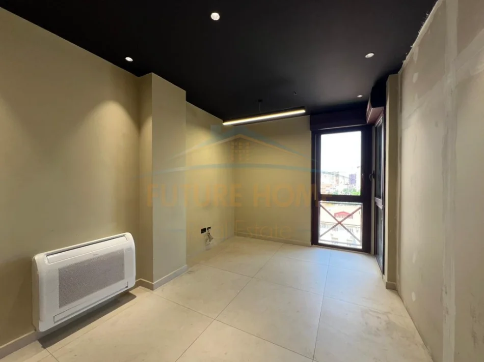 Tirane, jepet me qera zyre Kati 8, 138 m² 2.000 € (Torre Drini)
