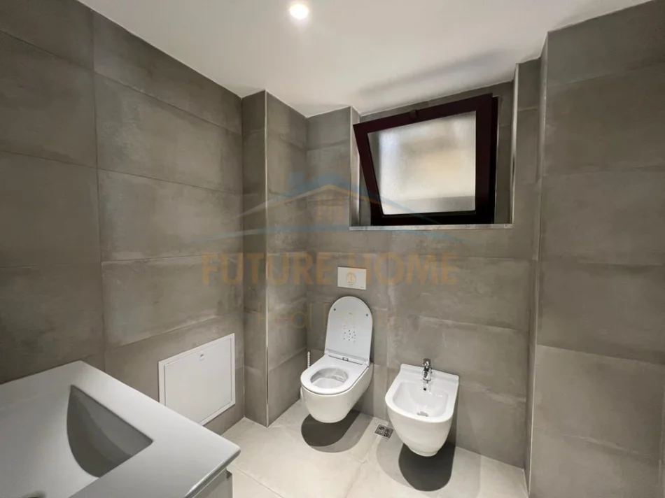 Tirane, jepet me qera zyre Kati 8, 138 m² 2.000 € (Torre Drini)