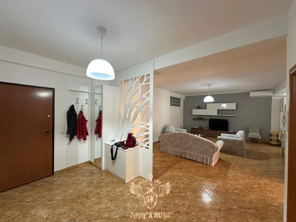 Durres, jepet me qera apartament 2+1+Ballkon Kati 4, (QENDER DURRES)