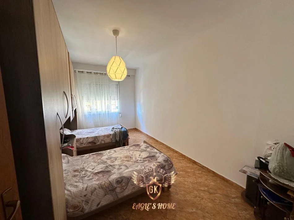 Durres, jepet me qera apartament 2+1+Ballkon Kati 4, (QENDER DURRES)